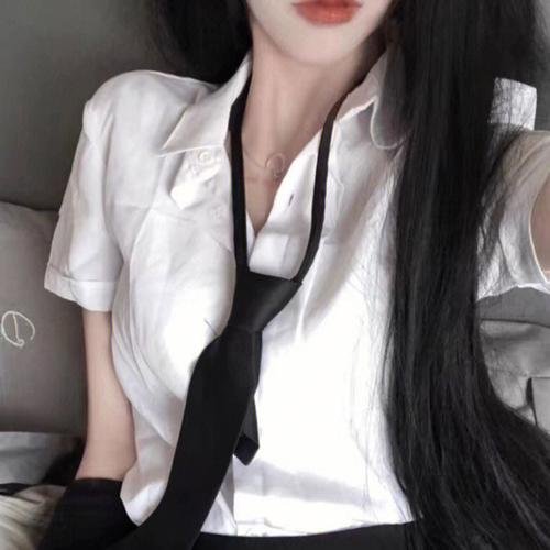 鲨鱼侵袭 海报
